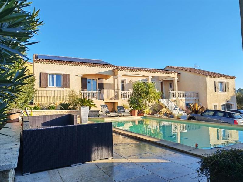 Maison - 253 m² - 8 pièces