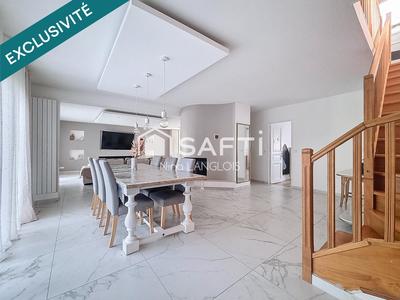 Maison - 209 m² - 8 pièces