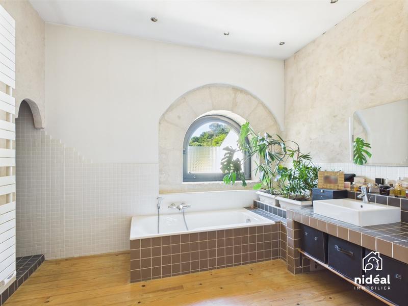 Mas - 350 m² - 13 pièces