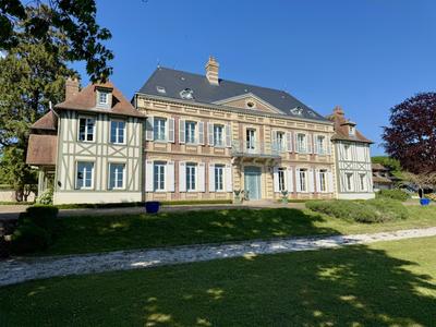 Maison - 1 085 m² - 15 pièces