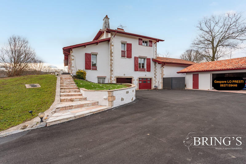 Maison - 515 m² - 9 pièces