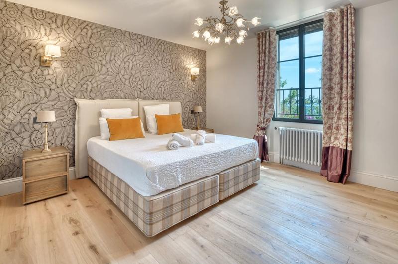 Villa - 1 200 m² - 16 pièces