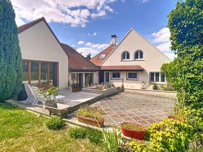 Maison - 198 m² - 8 pièces