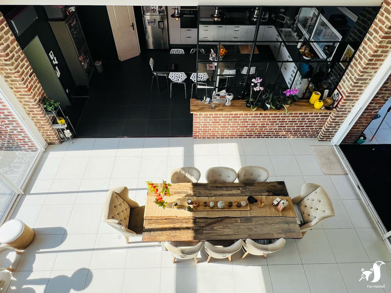 Maison - 250 m² - 9 pièces