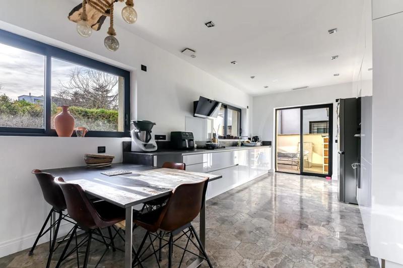 Maison - 140 m² - 5 pièces