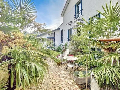 Maison - 247 m² - 11 pièces