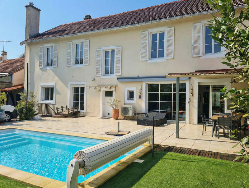 Maison - 265 m² - 9 pièces