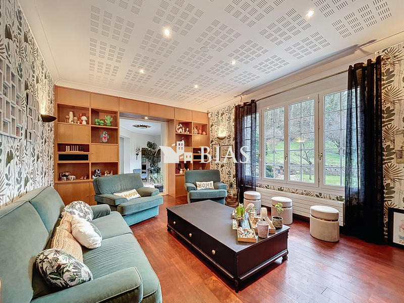 Maison - 350 m² - 12 pièces