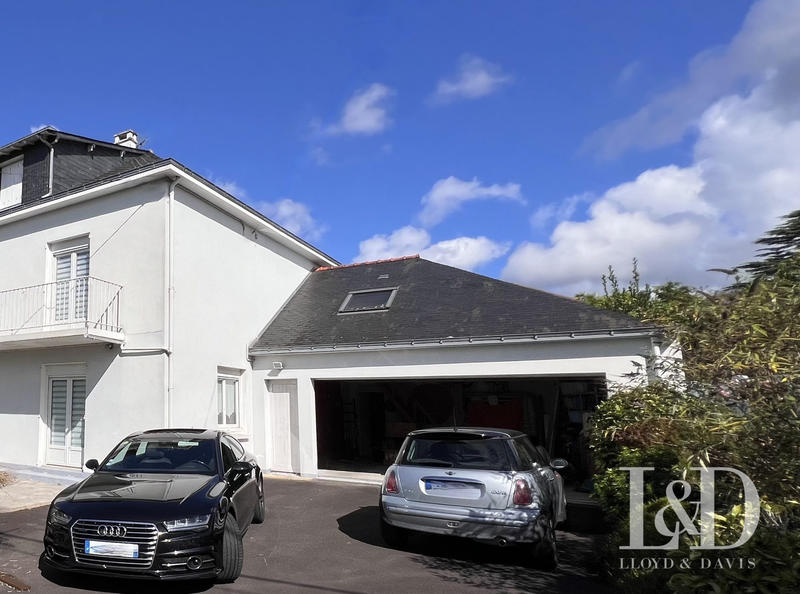 Maison - 240 m² - 10 pièces