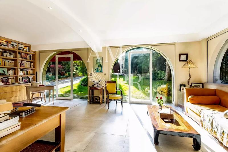 Villa - 300 m² - 7 pièces