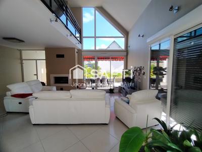 Maison - 448 m² - 9 pièces