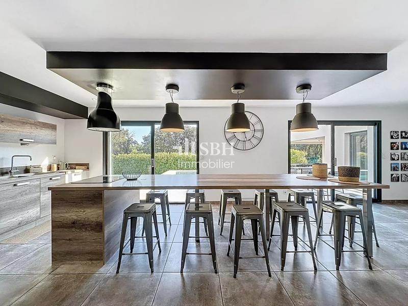 Villa - 211 m² - 10 pièces