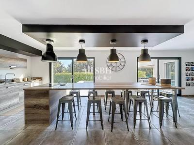 Villa - 211 m² - 10 pièces