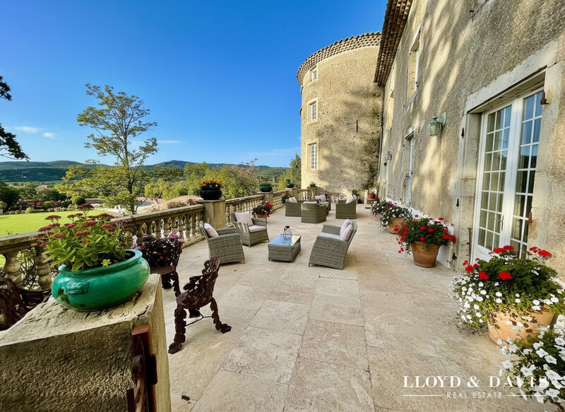 Château - 1 560 m² - 20 pièces