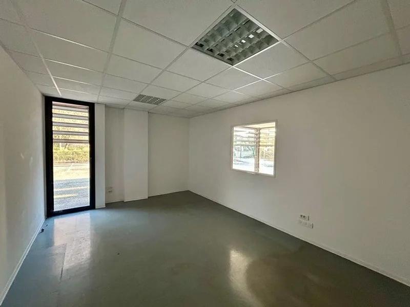 Entrepôt - 684 m² - 13 pièces