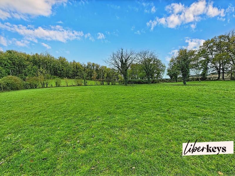 Propriété - 212 m² - 9 pièces