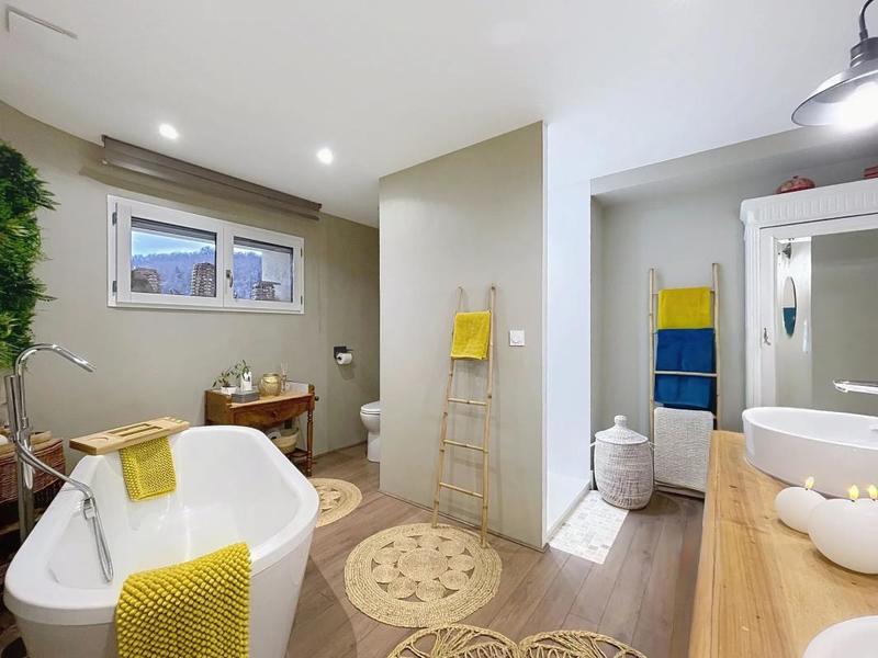 Maison - 310 m² - 11 pièces