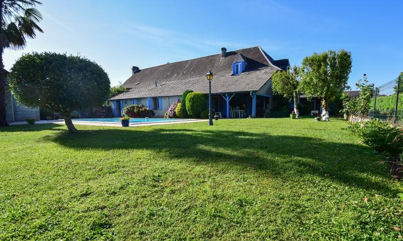 Maison - 313 m² - 8 pièces