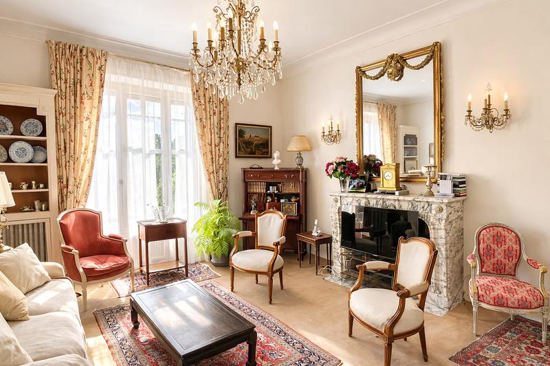 Maison - 230 m² - 8 pièces