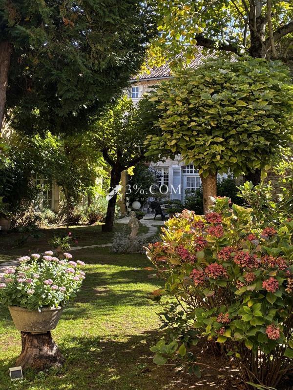 Demeure - 228 m² - 9 pièces