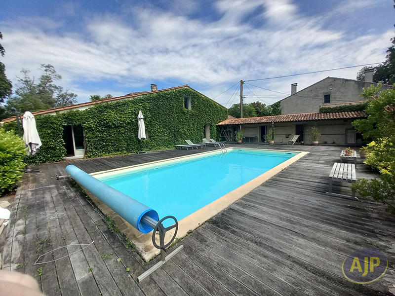 Maison - 407 m² - 9 pièces