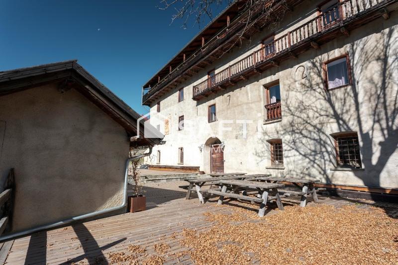 Local commercial - 1 074 m² - 30 pièces