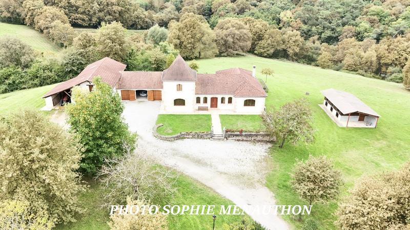 Propriété - 300 m² - 8 pièces