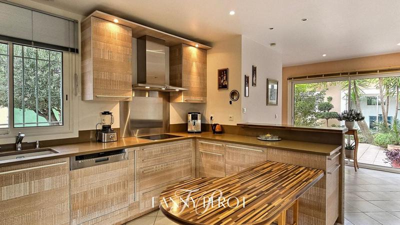 Maison - 220 m² - 6 pièces