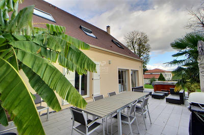 Maison - 231 m² - 7 pièces