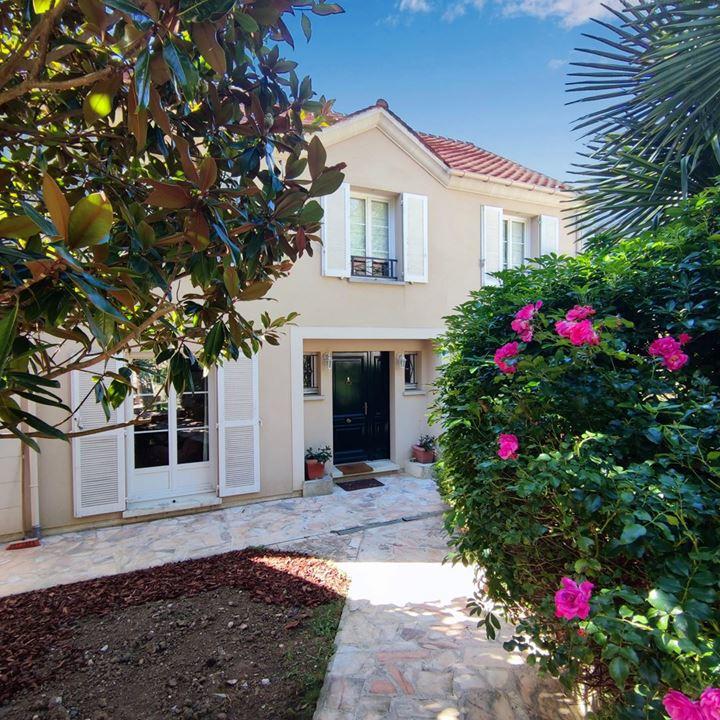 Maison traditionnelle - 181 m² - 8 pièces