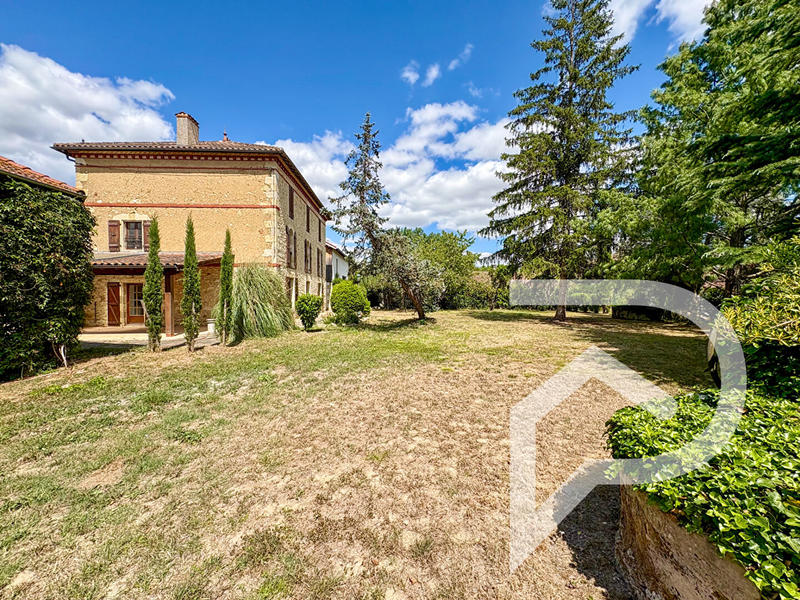 Maison - 240 m² - 6 pièces