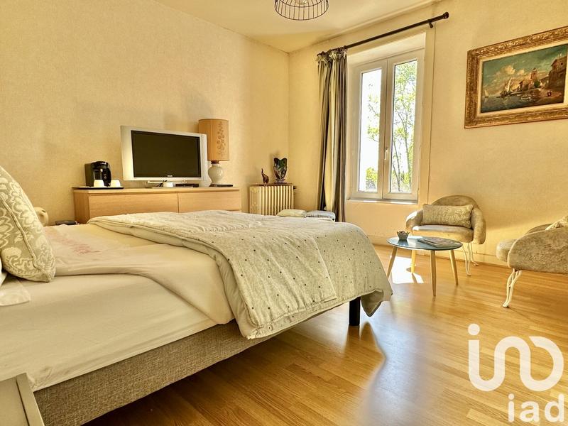 Maison - 202 m² - 9 pièces