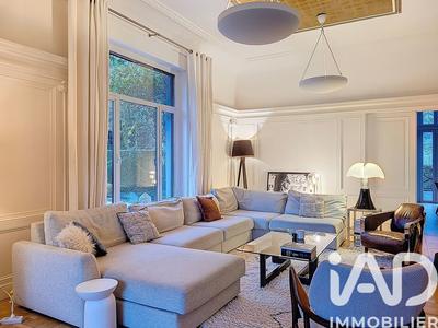 Maison - 415 m² - 13 pièces