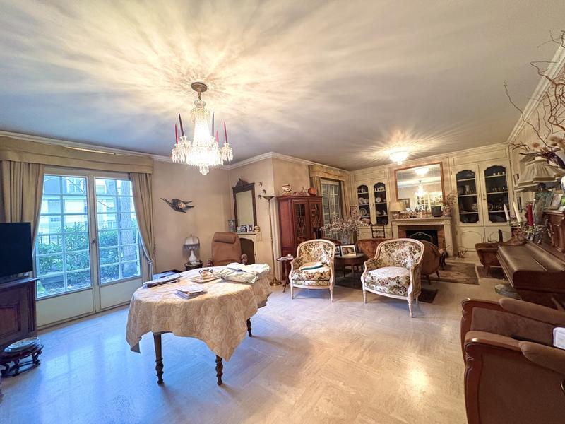 Maison - 241 m² - 8 pièces