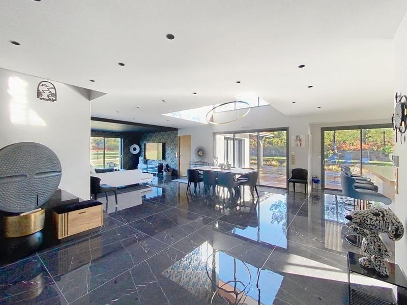 Propriété - 205 m² - 6 pièces