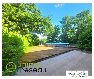 Maison - 240 m² - 8 pièces