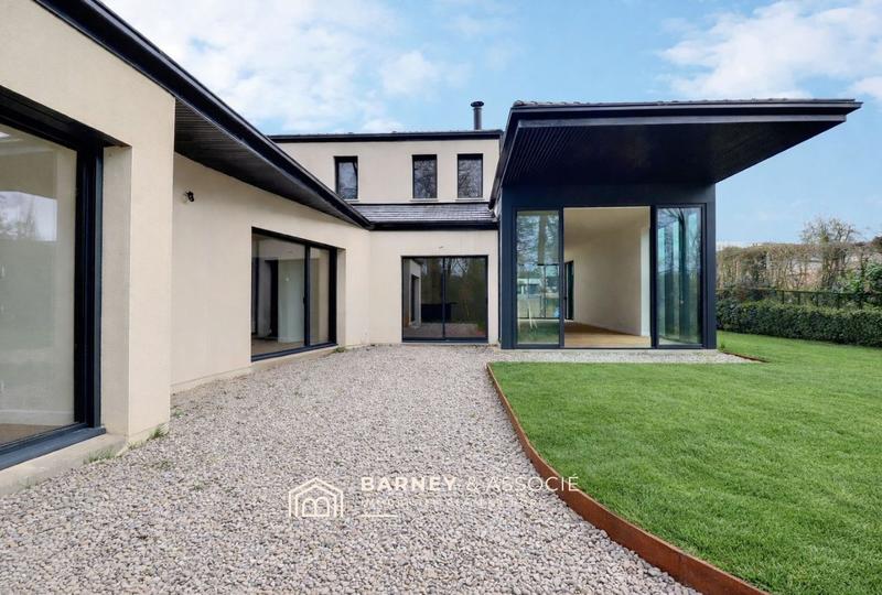 Maison contemporaine - 238 m² - 8 pièces