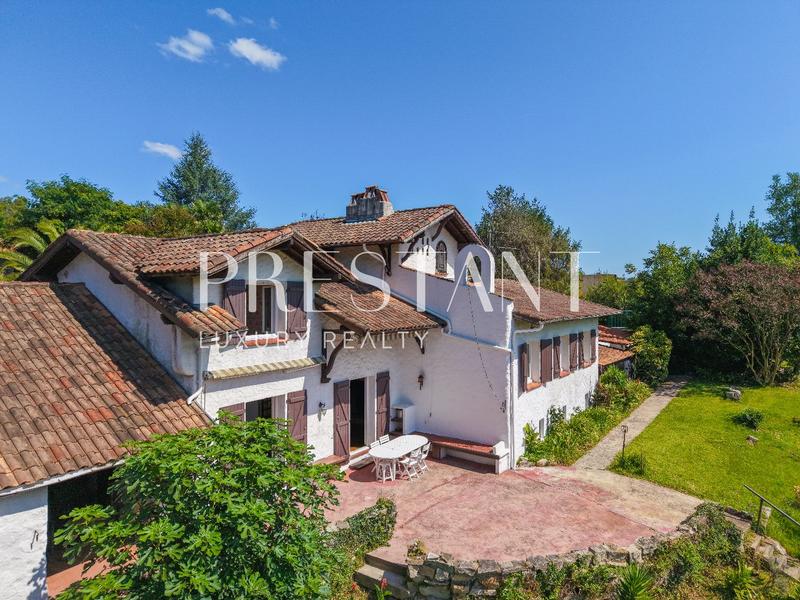 Maison - 256 m² - 12 pièces