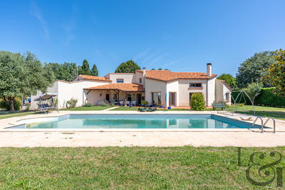 Maison - 220 m² - 9 pièces