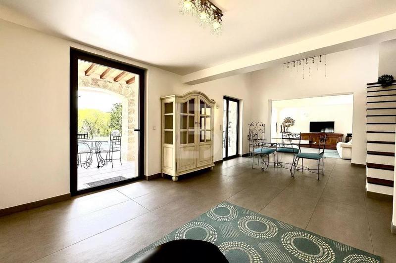 Propriété - 190 m² - 8 pièces