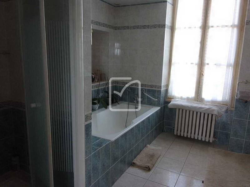 Maison - 250 m² - 8 pièces