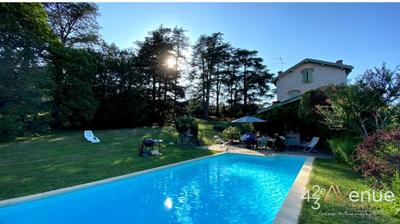 Propriété - 241 m² - 10 pièces