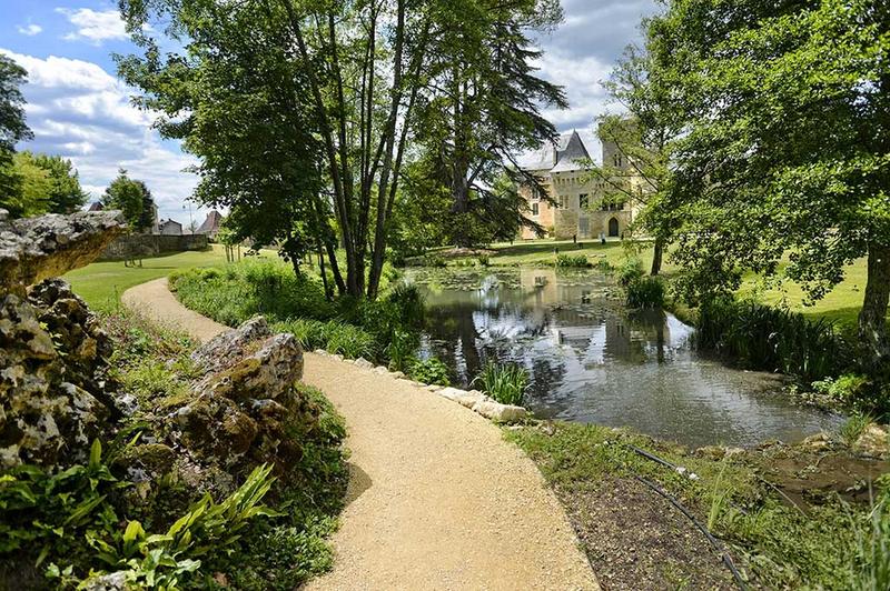 Chasse aux oeufs dans le parc du Château de Campagne