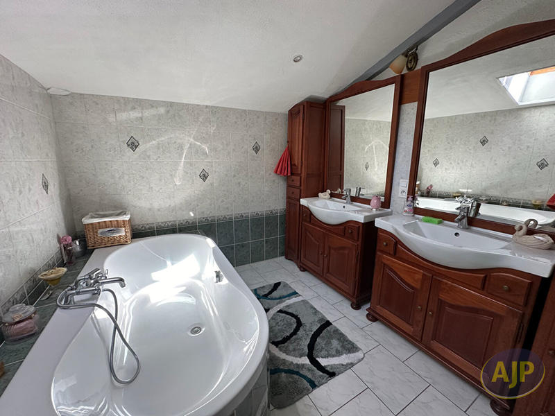 Maison - 195 m² - 7 pièces