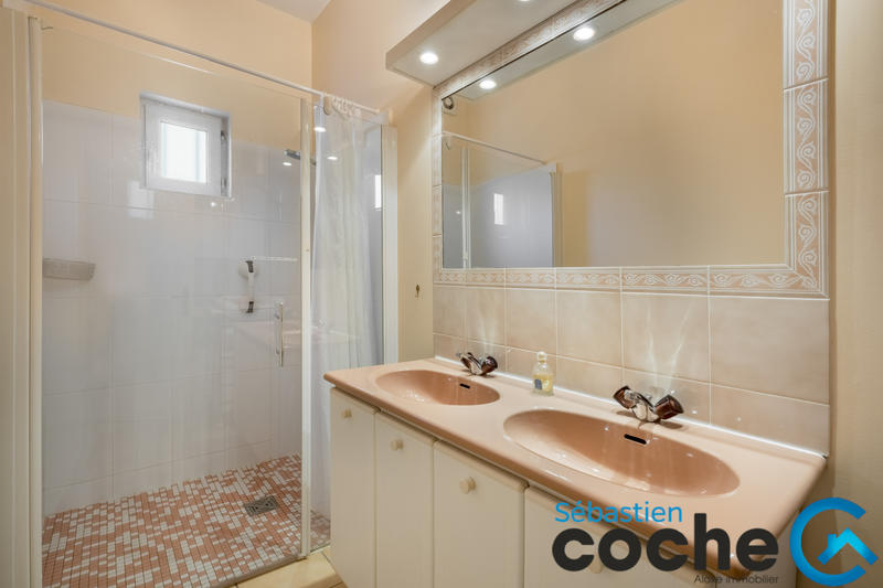 Maison - 245 m² - 8 pièces