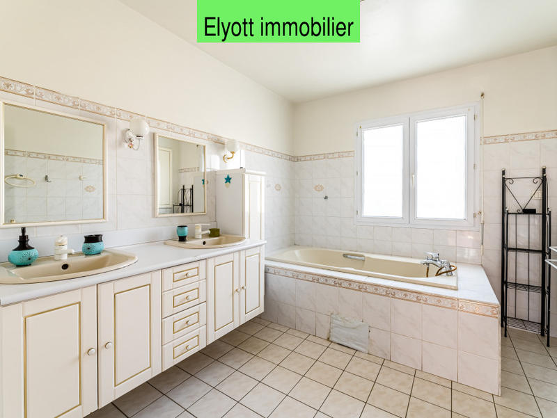 Maison - 232 m² - 12 pièces