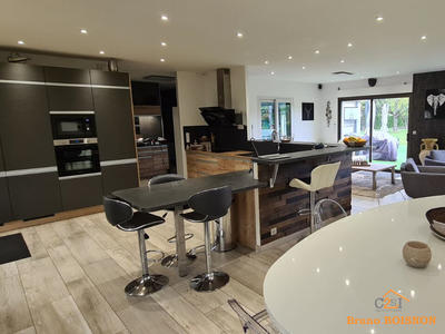 Maison - 317 m² - 8 pièces