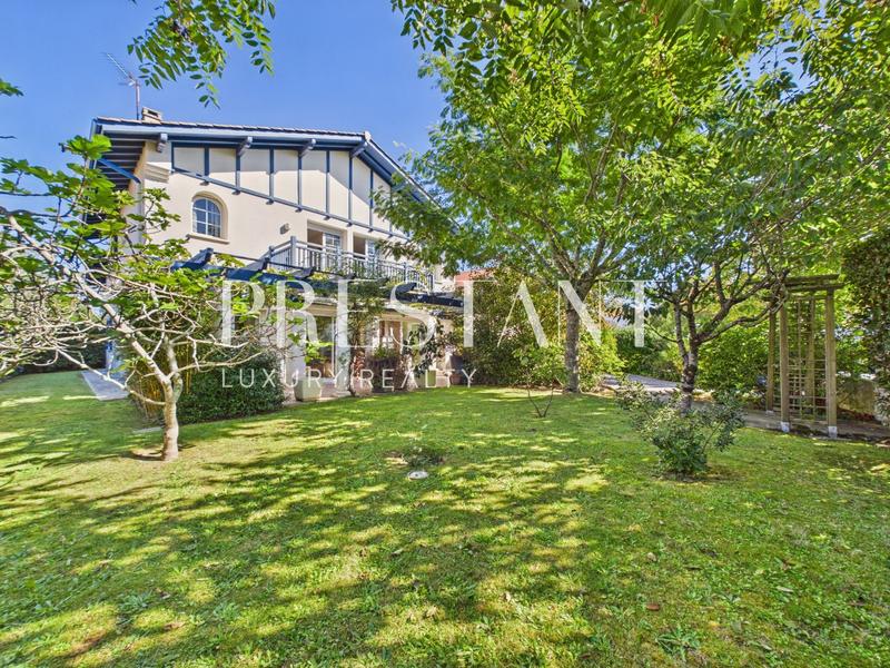 Maison - 230 m² - 6 pièces