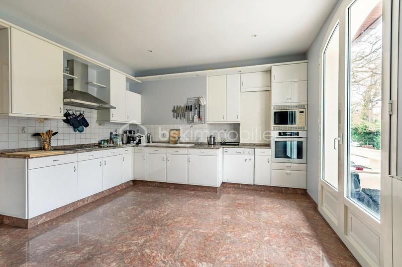 Propriété - 453 m² - 9 pièces