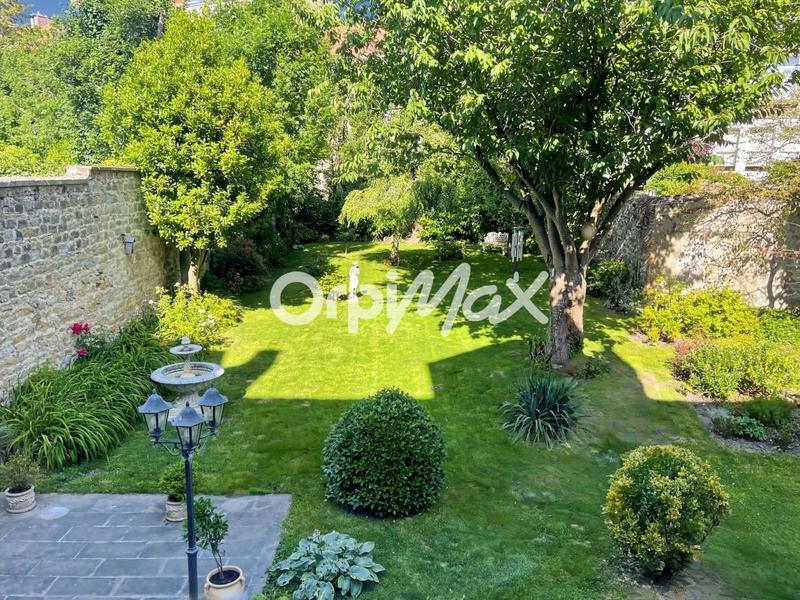 Maison - 350 m² - 11 pièces